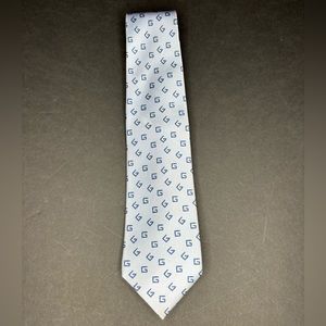 Nice Gucci tie ready to go!
